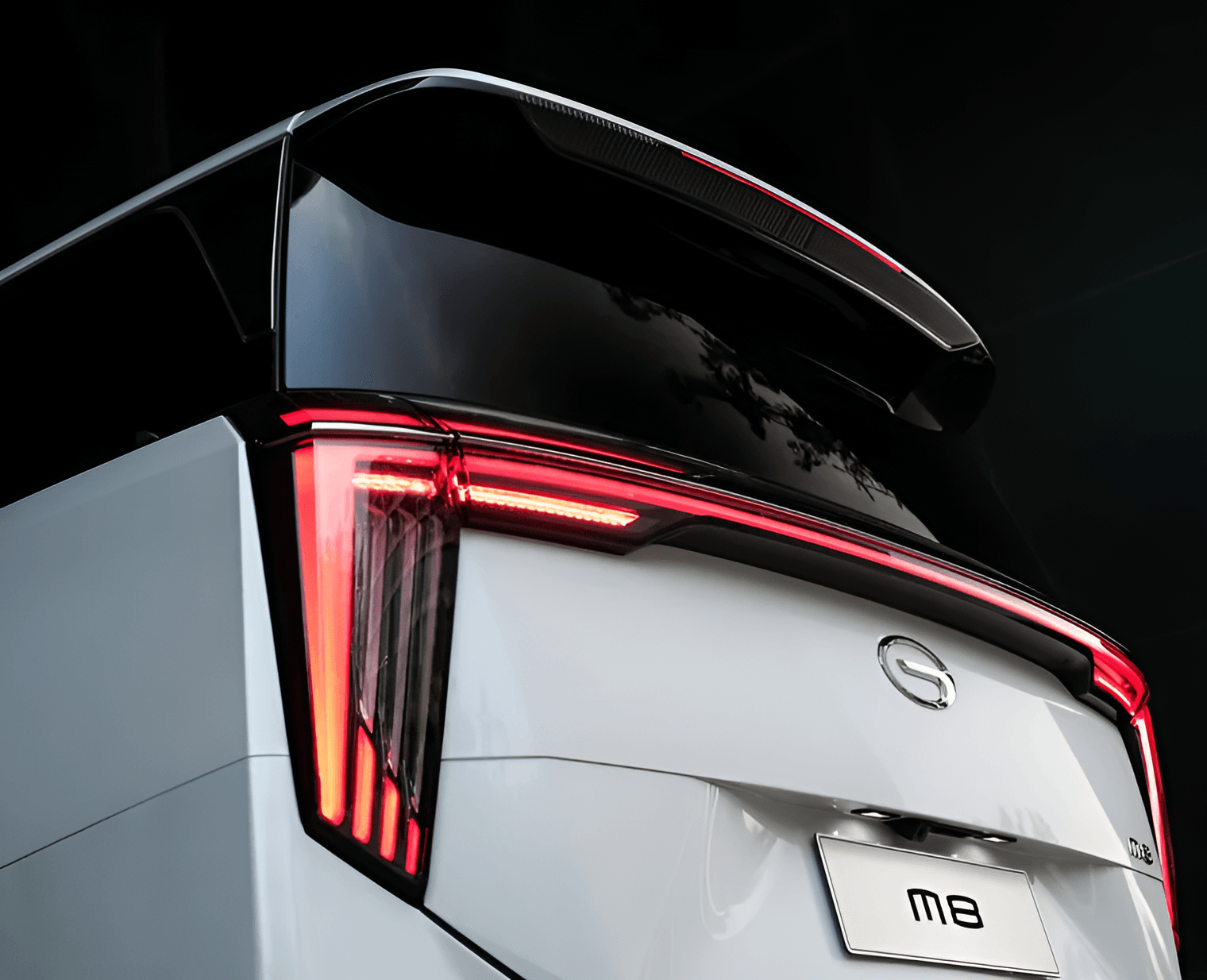 GAC M8 full-width LED light bar with dynamic turn signals