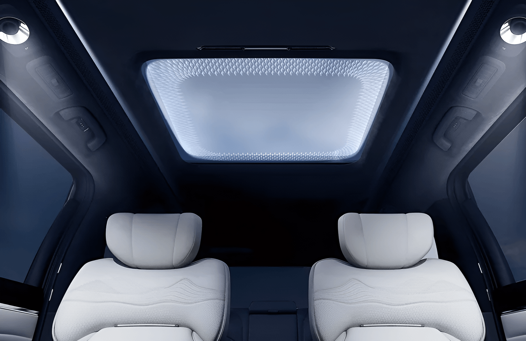 GAC M8 Dual Sound audio with ambient lighting and panoramic roof